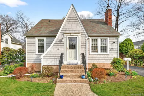 8 W Palisades Ave, Clarkstown, NY 10954