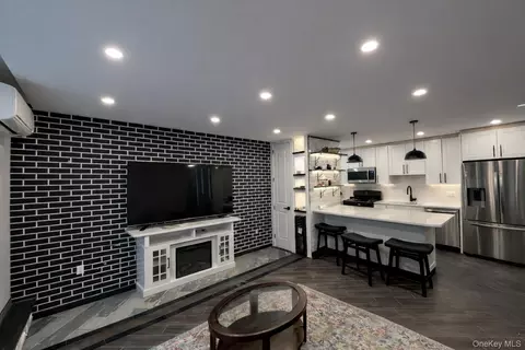 7252 Metropolitan Ave #2C, New York, NY 11379