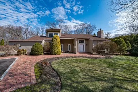 19 Tamara Ct, Melville, NY 11747