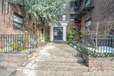 3131 54th St #3K, New York, NY 11377