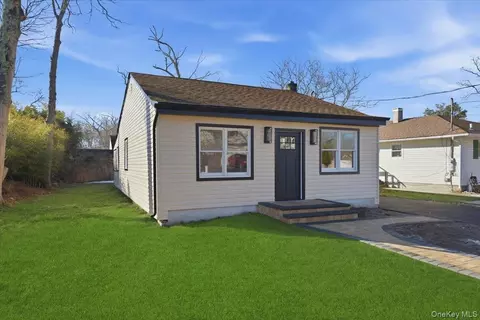 38 Lafayette Dr, Shirley, NY 11967
