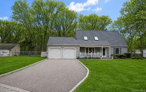 4 Summer St, Mount Sinai, NY 11766