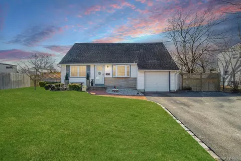 34 W Lakeland St, Bay Shore, NY 11706