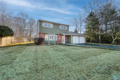 225 Whittier Dr, Mastic Beach, NY 11951