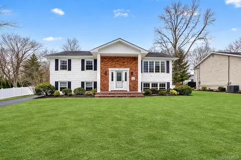 31 Marshmallow Dr, Commack, NY 11725