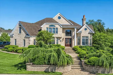 22 Turnberry Ct, Dix Hills, NY 11746