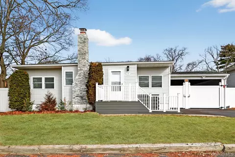 47 Weeks Rd, North Babylon, NY 11703