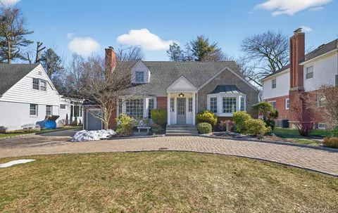 3 N Avalon Rd, North Hempstead, NY 11021
