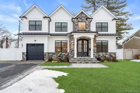 43 Voorhis Dr, Old Bethpage, NY 11804