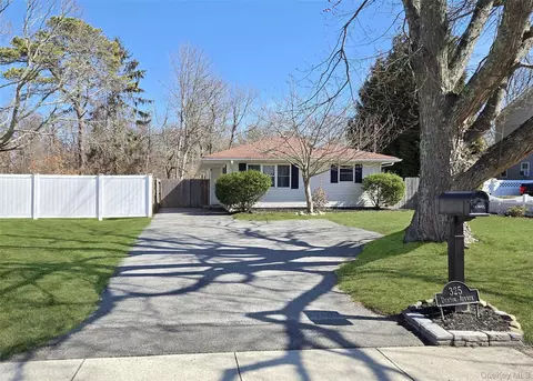 325 Dunton Ave, Brookhaven, NY 11772