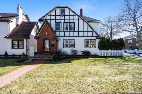 373 1st St, Mineola, NY 11501