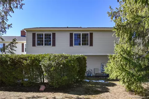 57 Candlestick Ct, Warwick, NY 10990