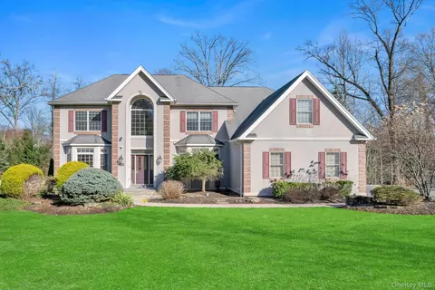 25 Charnwood Dr, Ramapo, NY 10901