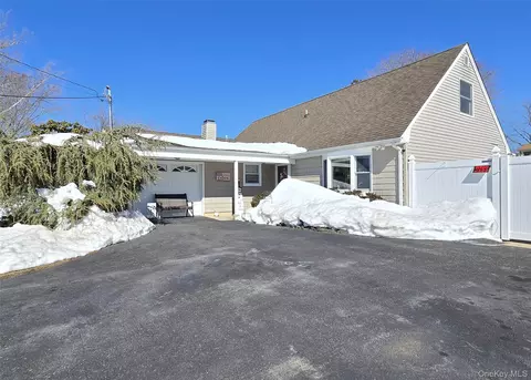 47 Birchdale Dr, Holbrook, NY 11741