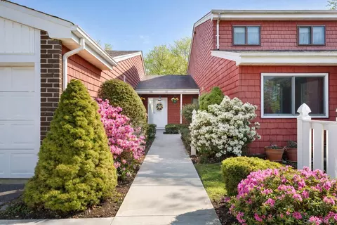 506 Drew Dr, Smithtown, NY 11780