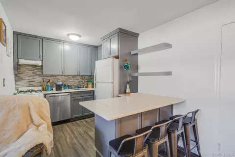 Kitchen - 260 Waverly Ave #33, Patchogue, NY 11772 photo 2 of 3