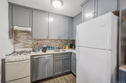 Kitchen - 260 Waverly Ave #33, Patchogue, NY 11772 photo 3 of 3