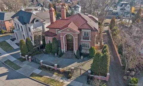 12 Point Cres, New York, NY 11357