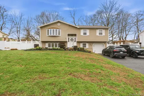 24 Northpark Dr, Garnerville, NY 10923