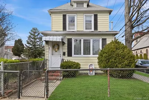 51 W Hitchcock Ave, North Hempstead, NY 11001