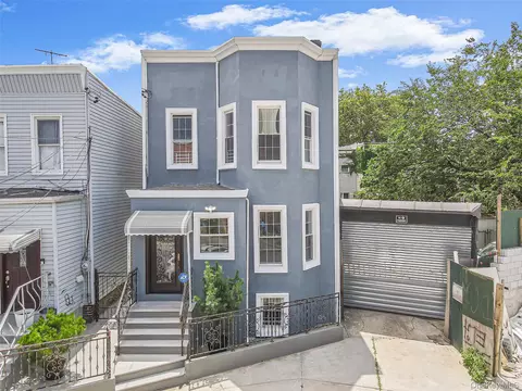11-28 Welling Ct, New York, NY 11102