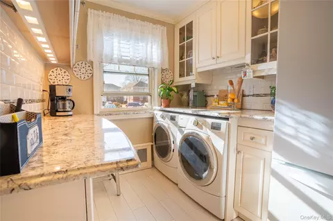 252-42 60 Ave #595, Little Neck, NY 11362