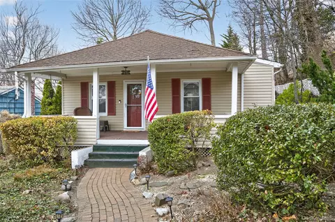 15 Dune Ct, Northport, NY 11768