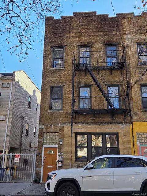 9902 43rd Ave, New York, NY 11368
