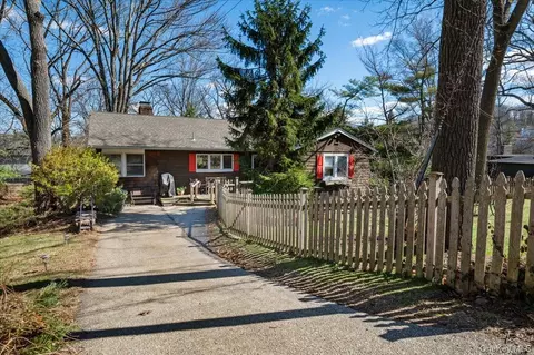 41 Lakeside Dr, Centerport, NY 11721