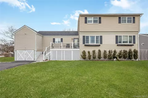 15 Bingham Pl, Amityville, NY 11701