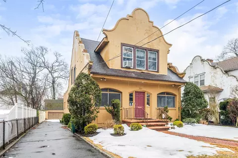 251 Smith St, Freeport, NY 11520