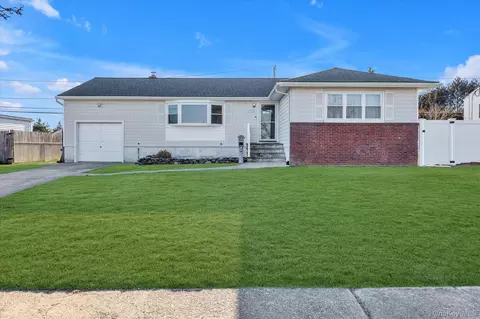 351 Venetian Blvd, Lindenhurst, NY 11757