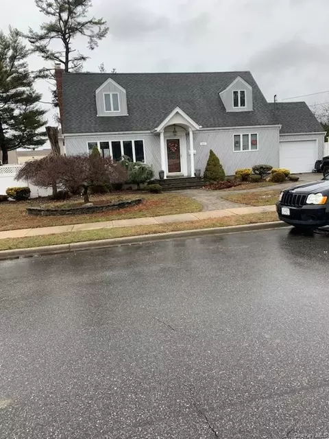 42 Eldorado Blvd, Plainview, NY 11803