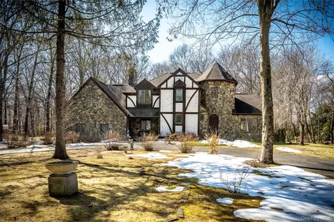 14 Geneva Dr, East Fishkill, NY 12533