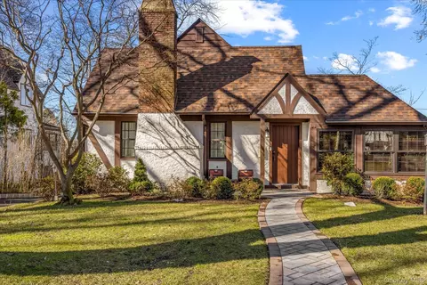 45 Tain Dr, North Hempstead, NY 11021