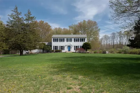 6 Eisenhower Ct, East Fishkill, NY 12533