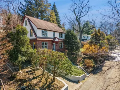 61 Pinecrest Dr, Greenburgh, NY 10706