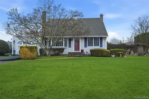 49 Washington St, Sayville, NY 11782