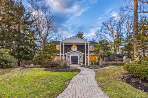 29 Winter Ln, Dix Hills, NY 11746