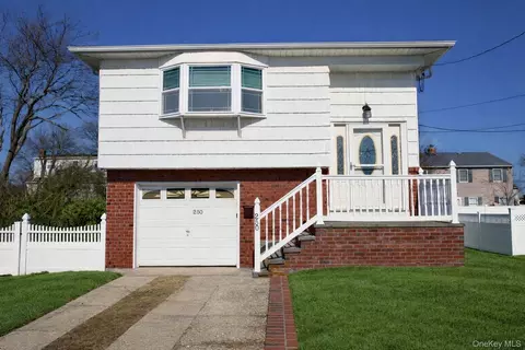 250 Wyona Ave, Lindenhurst, NY 11757