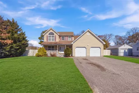 63 Pinedale Ave, Farmingville, NY 11738