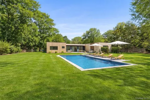 32 School St, East Hampton, NY 11937