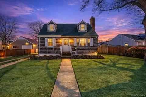 303 Kansas St, Lindenhurst, NY 11757