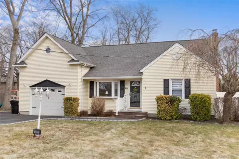 89 Cotter St, West Islip, NY 11795