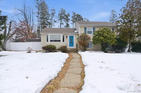 30 Middle Dr, Huntington, NY 11743