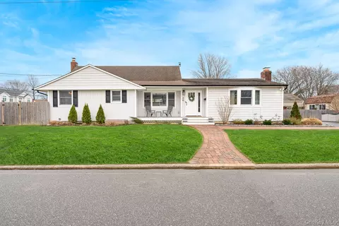 48 Butler St, West Islip, NY 11795