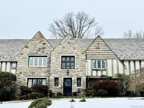 3 Merrivale Ter, North Hempstead, NY 11020