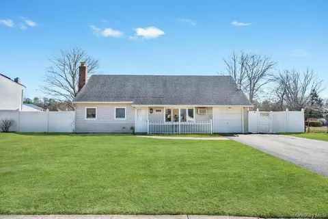 114 Norman Dr, Bohemia, NY 11716