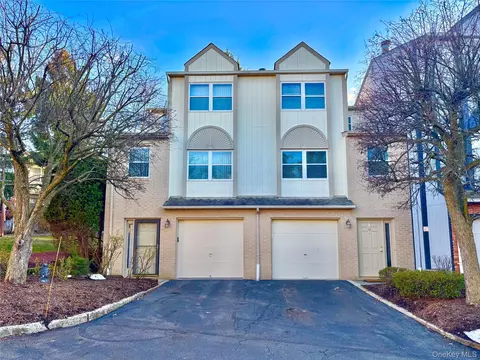 18 Kensington Ct, Clarkstown, NY 10954