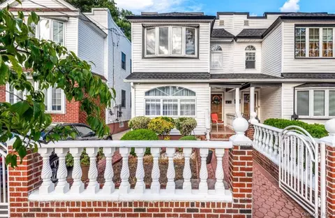 9317 123rd St, South Richmond Hill, NY 11419